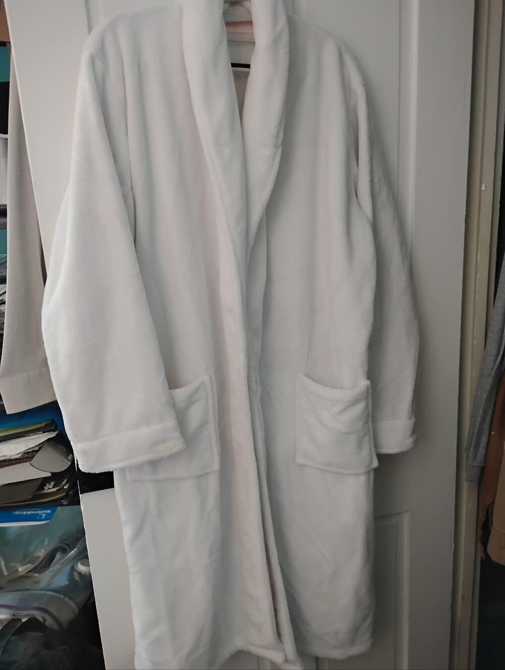 Plush White Robe New WOut Tags And Cosmetic bags Bundle Great Gift!